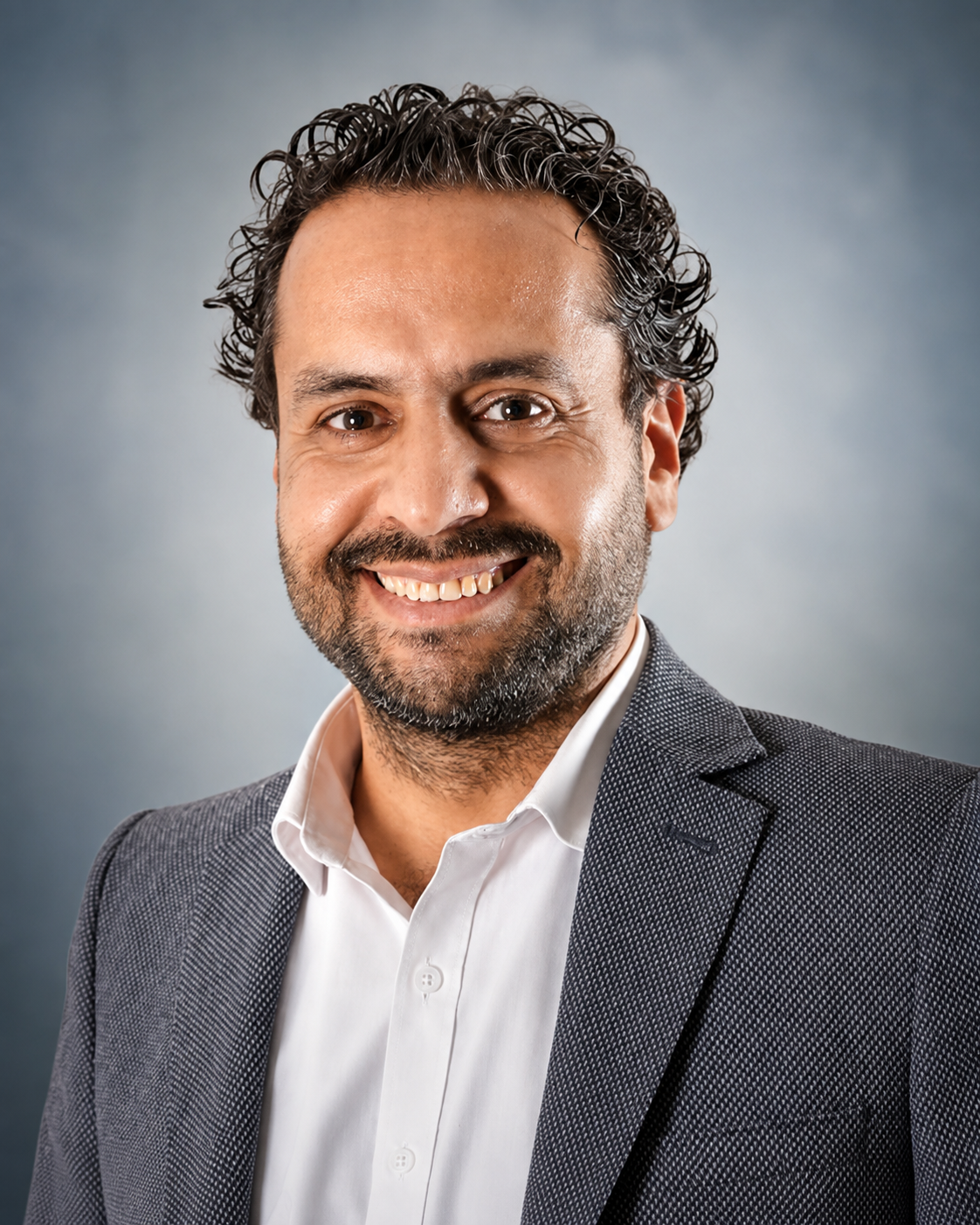 أمير عاطف